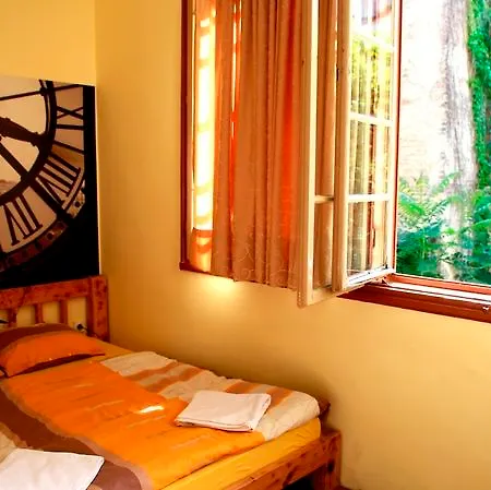 Hostel Reveller's *